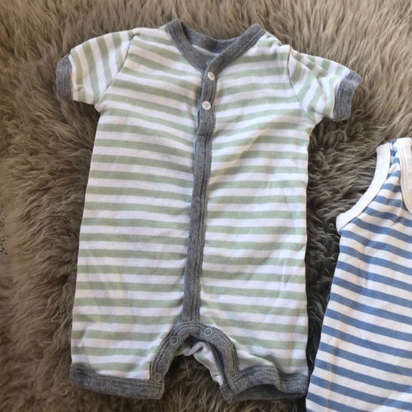 Strip baby onesie shorts and short sleeve 🌟 - Picture 2 of 5